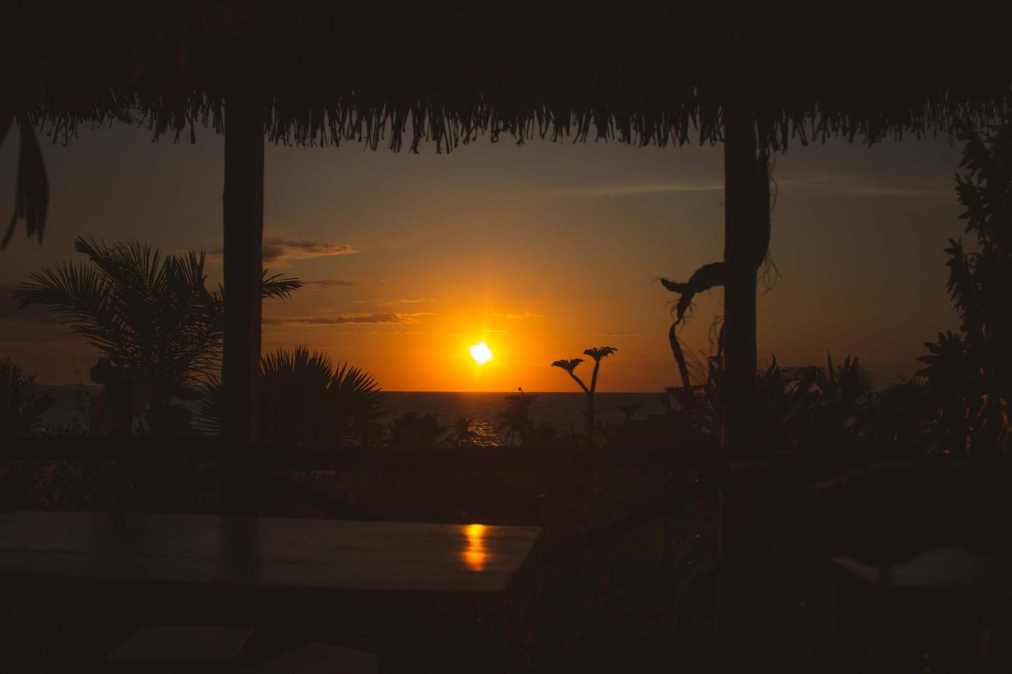 Coucher De Soleil Ambatoloaka  Exterior photo